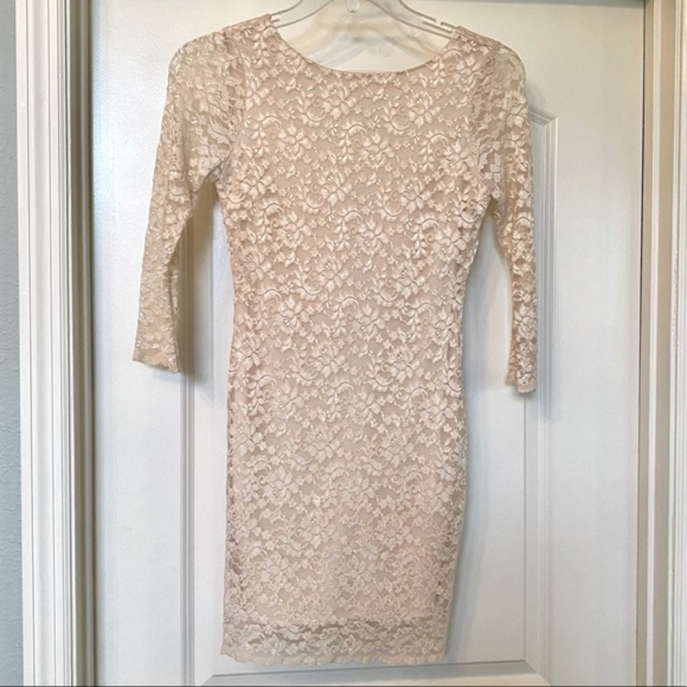 FOREVER 21 - Floral Lace Long Sleeve Dress with Zip Up Back! 🤍✨